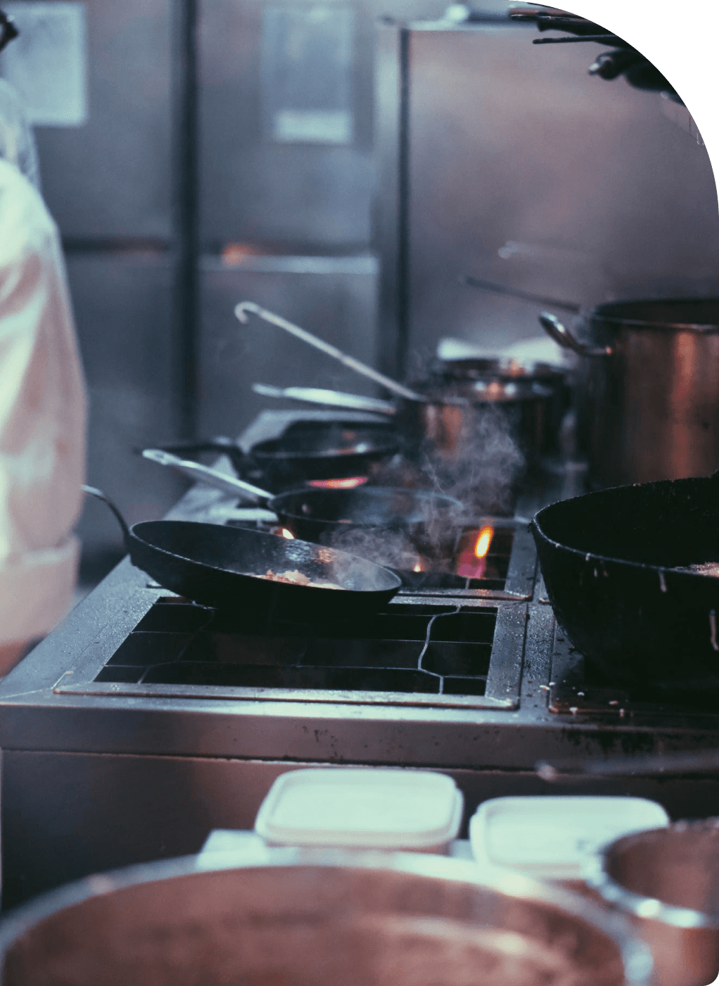 zdjęcie przedstawia kuchnię w restauracji